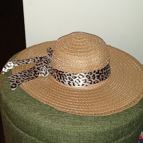 Hello Floppy Hat - Picture 2 of 3